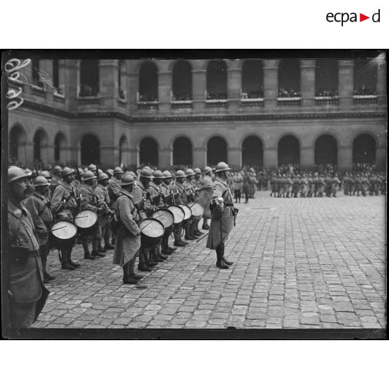 Paris, aux Invalides. revue du bataillon américain. La musique militaire. [légende d'origine]