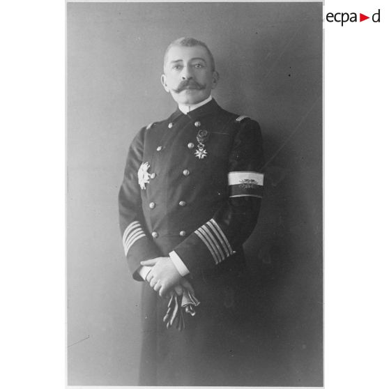 [Portrait de Julien Viaud dit Pierre Loti (1850-1923), écrivain et officier de marine.]