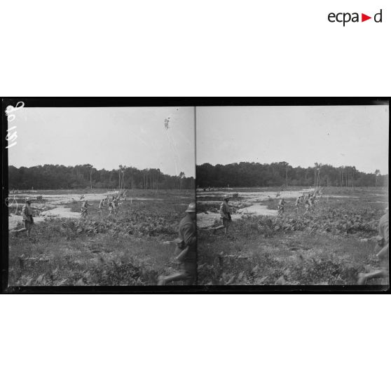 Blainville-sur-l'Eau (Meurthe-et-Moselle). Manoeuvre d'attaque de tranchées. Progression. [légende d'origine]