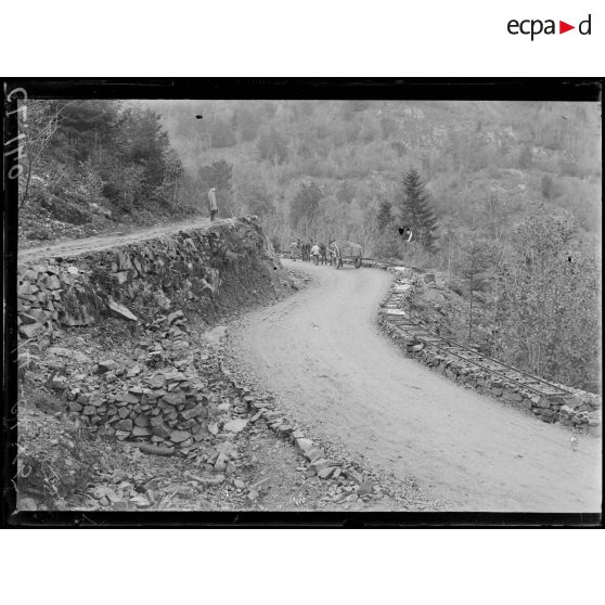 Route d'Alfeld au Ballon d'Alsace. Construction d'une route en Alsace. La route est terminée (à droite, banquette empierrée). [légende d'origine]