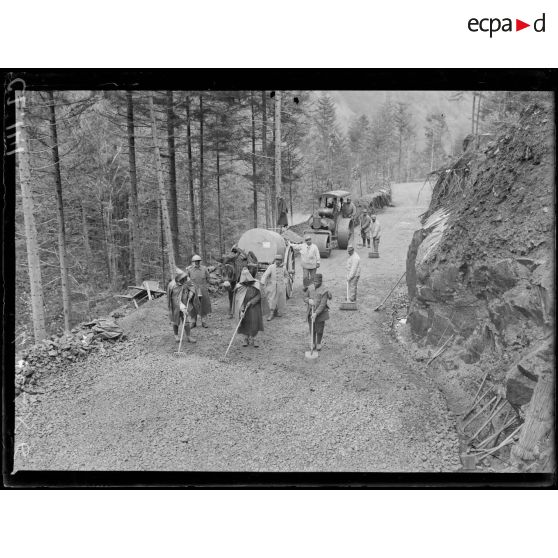 Route d'Alfeld au Ballon d'Alsace. Construction d'une route en Alsace. Le cylindrage du revêtement. [légende d'origine]