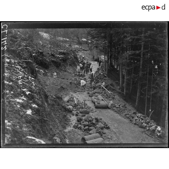 Route d'Alfeld au Ballon d'Alsace. Construction d'une route en Alsace. Canalisation de la route, pose des tuyaux de ciment. [légende d'origine]