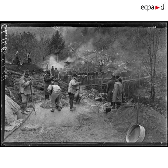 Route d'Alfeld au Ballon d'Alsace. Construction d'un pont sur la route par des travailleurs malgaches. [légende d'origine]