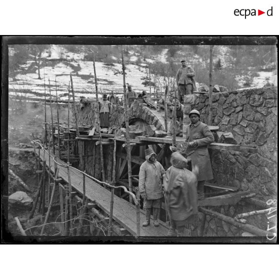 Route d'Alfeld au Ballon d'Alsace. Construction d'un pont sur la route par des travailleurs malgaches. [légende d'origine]