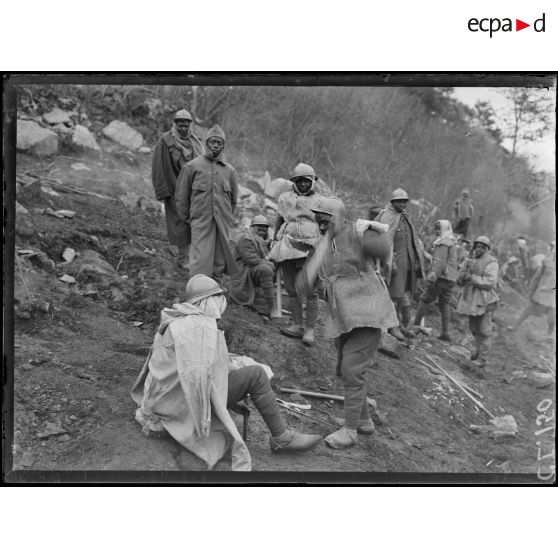 Route d'Alfeld au Ballon d'Alsace. Travailleurs malgaches au milieu des déblais rocheux et des trous de mines. [légende d'origine]