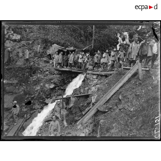 Route d'Alfeld au Ballon d'Alsace. Une passerelle au dessus du soubassement du pont en construction. [légende d'origine]