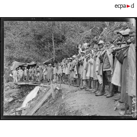 Route d'Alfeld au Ballon d'Alsace. Travailleurs malgaches au chantier du 2eme pont. [légende d'origine]