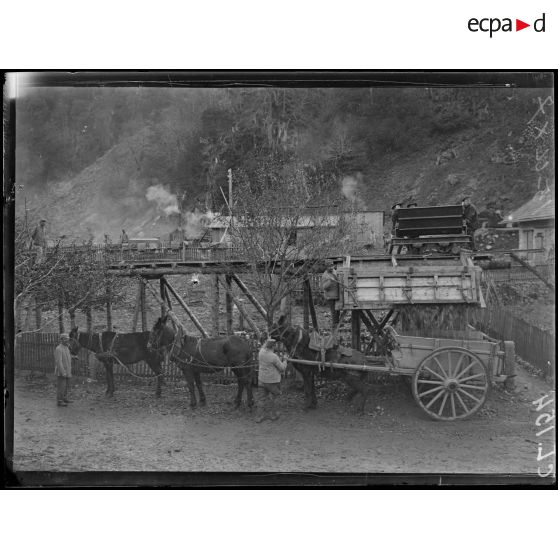 Route d'Alfeld au Ballon d'Alsace. Chargement d'un tombereau. [légende d'origine]