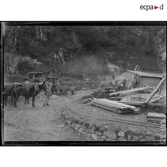 Route d'Alfeld au Ballon d'Alsace. Sur la route d'Alfeld, au Ballon d'Alsace : concasseurs et scieurs. [légende d'origine]