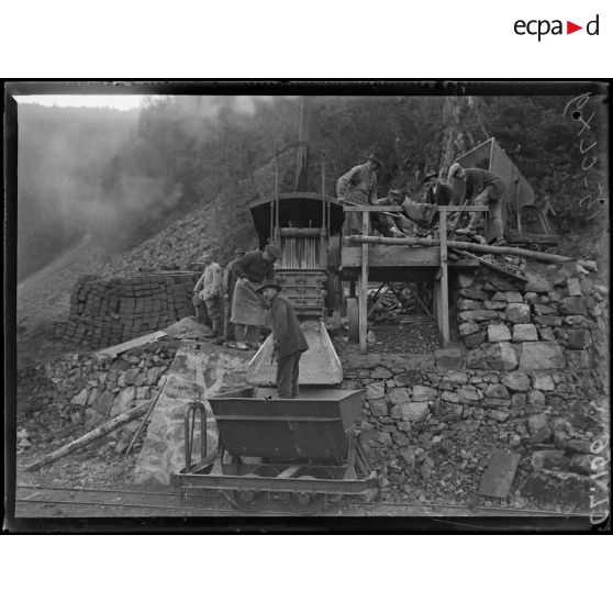 Route d'Alfeld au Ballon d'Alsace. Sur la route d'Alfeld, au Ballon d'Alsace. Concasseur. [légende d'origine]