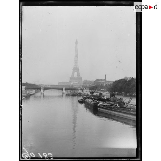 La Seine, vue du pont de Grenelle. [légende d'origine]