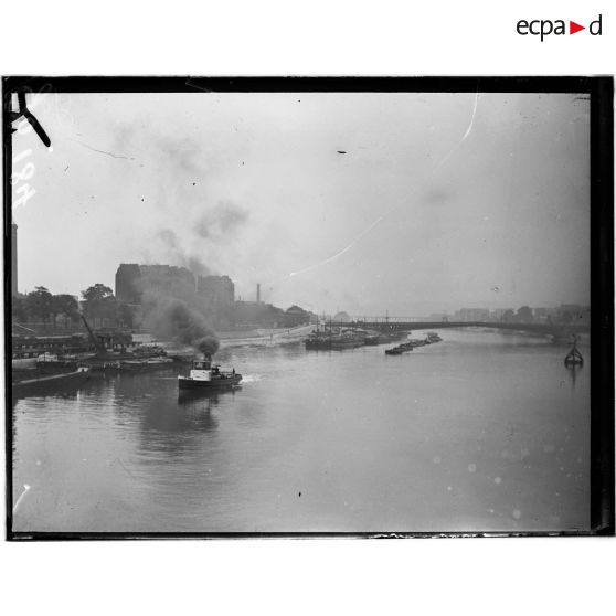 Remorqueur trainant des chalands de charbon. [légende d'origine]