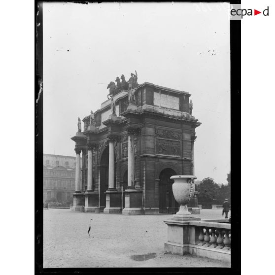 Arc de triomphe et place du Carrousel. [légende d'origine]