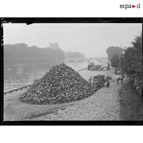 Quai d'Orsay, chargement de pierres. [légende d'origine]