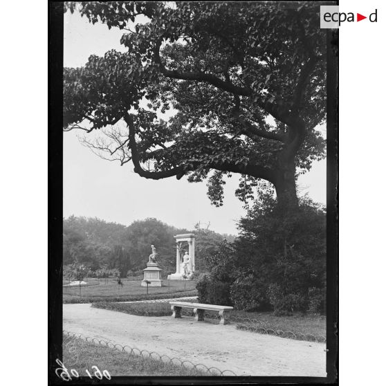 Jardin des Tuileries, monument de Waldeck-Rousseau. [légende d'origine]