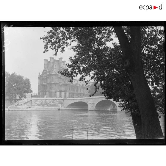 Le Louvre et le Pont Royal. [légende d'origine]