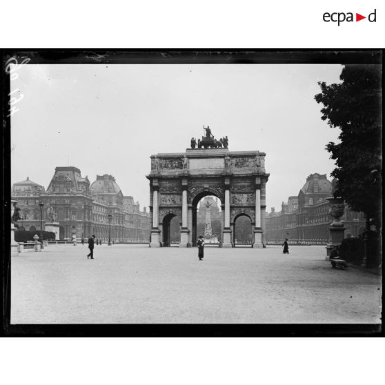 Arc de triomphe et place du Carrousel. [légende d'origine]