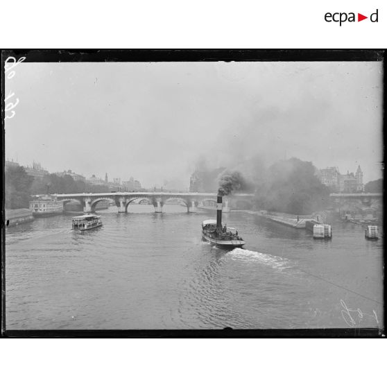 Remorqueur sur la Seine. [légende d'origine]