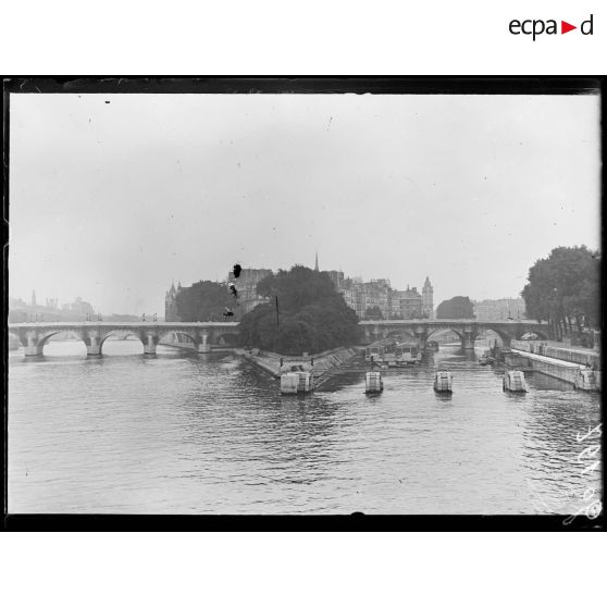 La Cité. [légende d'origine]