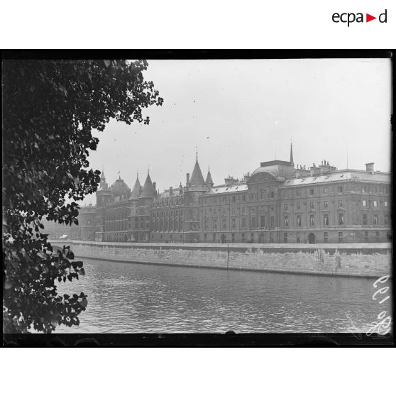 Le Palais de Justice. [légende d'origine]