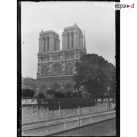 Notre Dame de Paris. [légende d'origine]