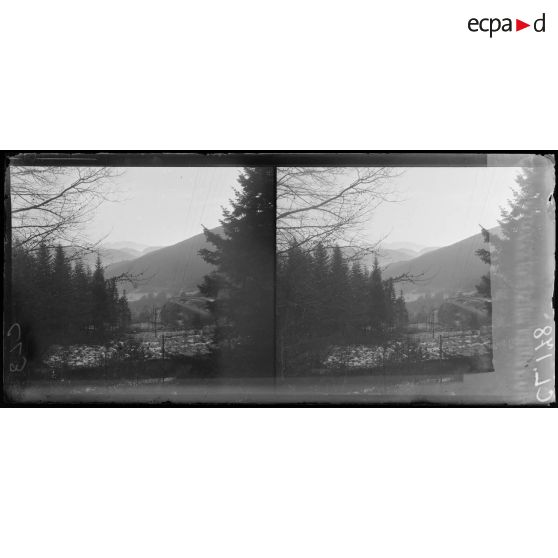 Route de Bussang. Vosges. Le grand lacet de la route. Au fond, le Rossberg. [légende d'origine]