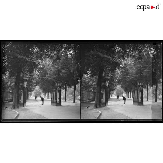 Nancy, entrée de la Pépinière par la place Stanislas. [légende d'origine]