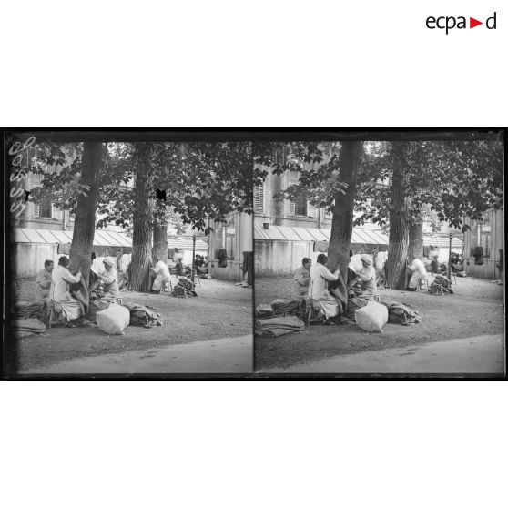 Nancy, fabrication de sacs à terre, entreprise municipale où sont employées les femmes assistées. [légende d'origine]