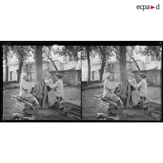 Nancy, fabrication de sacs à terre, entreprise municipale où sont employées les femmes assistées. [légende d'origine]