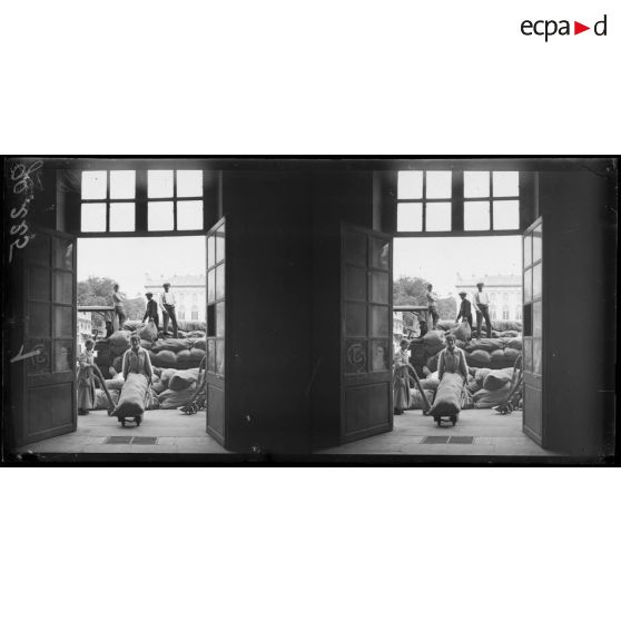 Nancy, fabrication de sac de sable, réception des sacs. [légende d'origine]