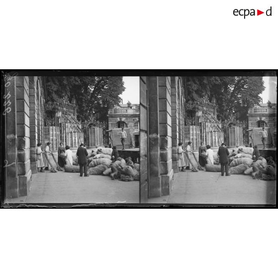 Nancy, fabrication de sac de sable, réception des sacs. [légende d'origine]