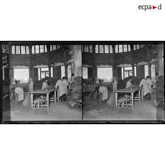 Nancy, fabrication de sac de sable, recoupe des sacs. [légende d'origine]