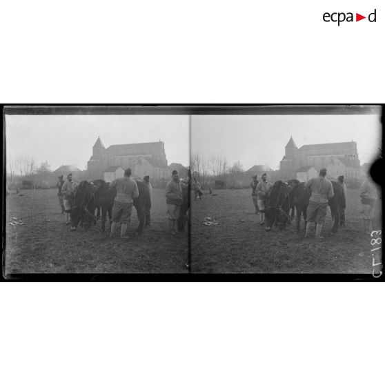 Mélisey. Haute Saône. Cantonnement de cavalerie. Le passage. [légende d'origine]