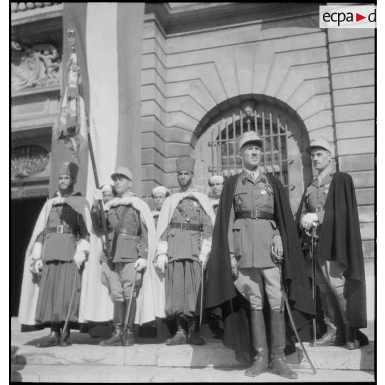 Le chef de corps et l'étendard du 1er RSM.