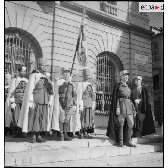 Le chef de corps et l'étendard du 1er RSM.