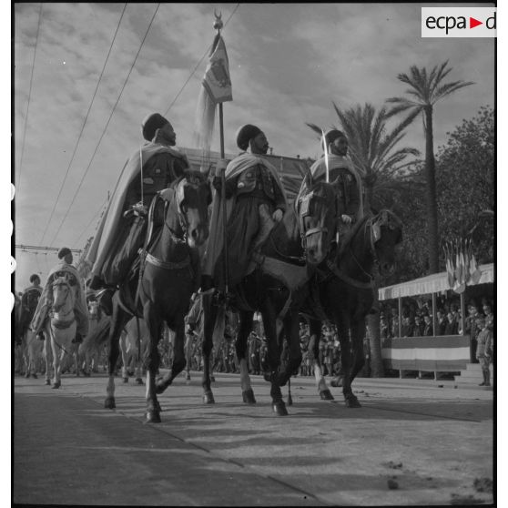 Centenaire des tirailleurs et des spahis de l'armée d'Afrique : défilé des troupes montées.