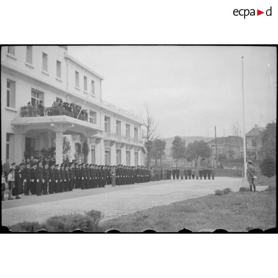 Cérémonie dans l'enceinte de l'école militaire d'administration.