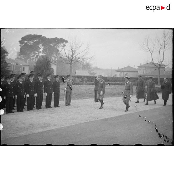 Cérémonie dans l'enceinte de l'école militaire d'administration.