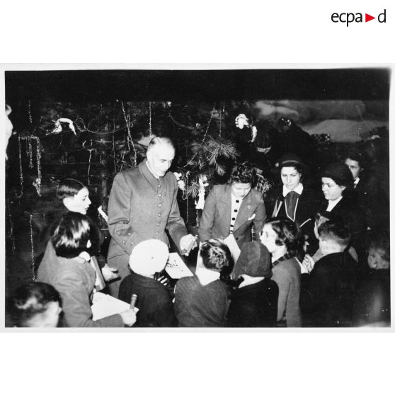 Remise de cadeaux aux enfants.