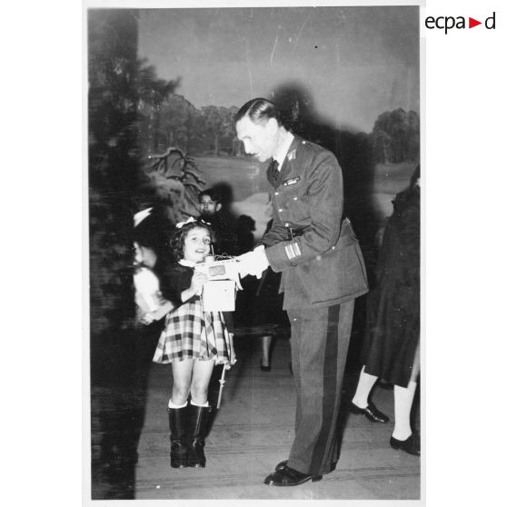 Remise de cadeau à une fillette.