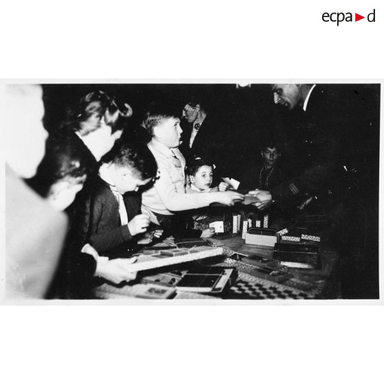 De jeunes adolescents choisissent leurs cadeaux.