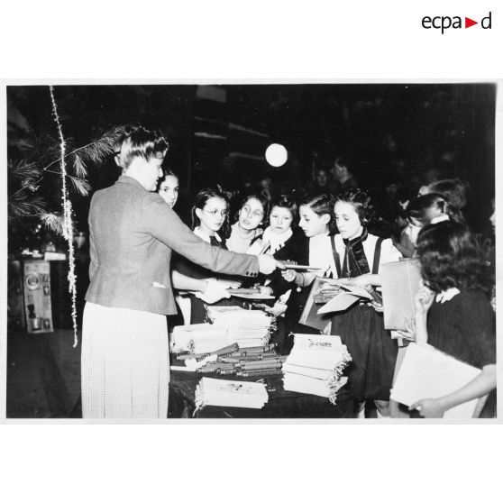 De jeunes adolescentes reçoivent leurs cadeaux.