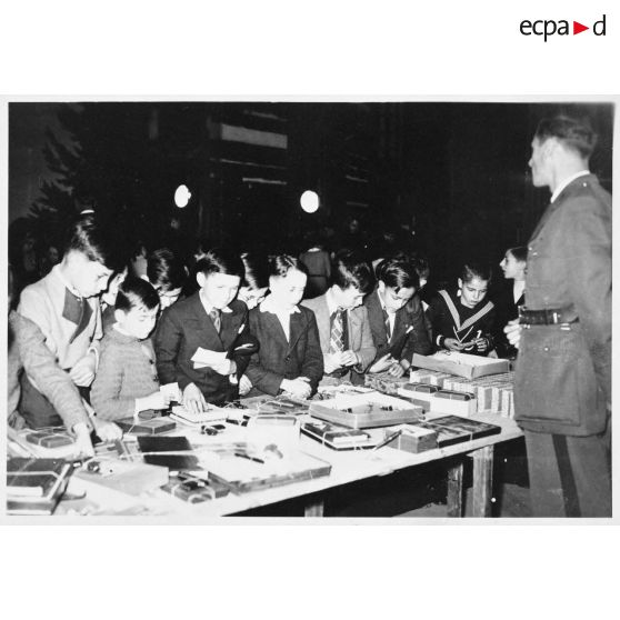 De jeunes adolescents choisissent leurs cadeaux.