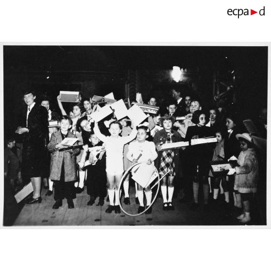 Des enfants reçoivent leurs cadeaux.