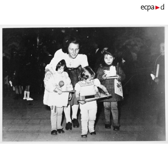 Des enfants reçoivent leurs cadeaux.