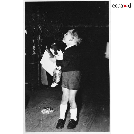 Un jeune garçon reçoit ses cadeaux.