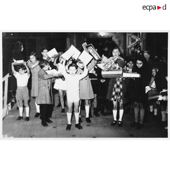 Des enfants reçoivent leurs cadeaux.