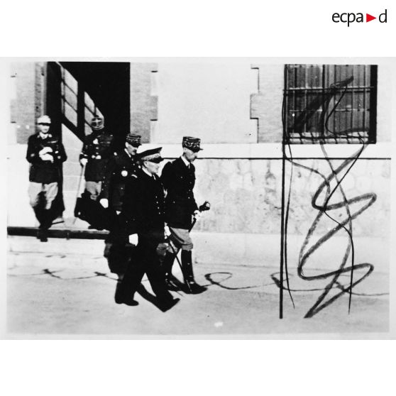 Visite de l'amiral Darlan aux écoles d'Aix-en-Provence.