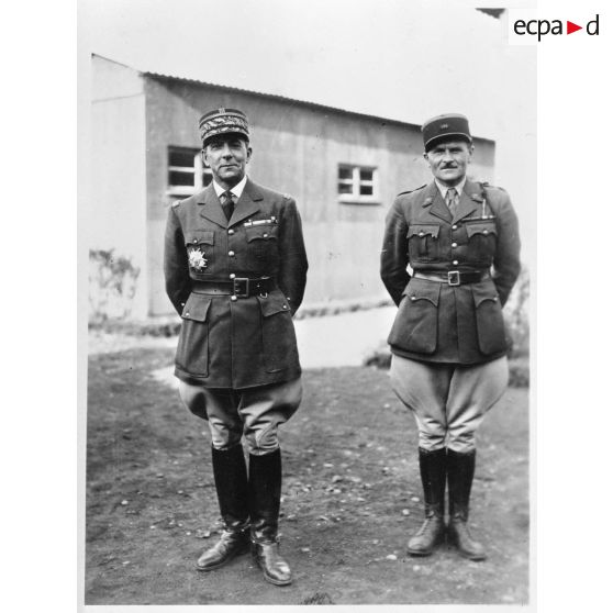 Le général de Lattre de Tassigny et le capitaine Quinche du 152e RI.