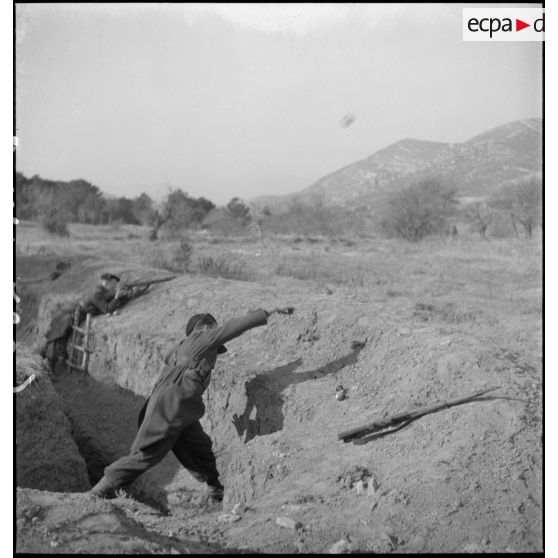 Entraînement au lancer de grenade.